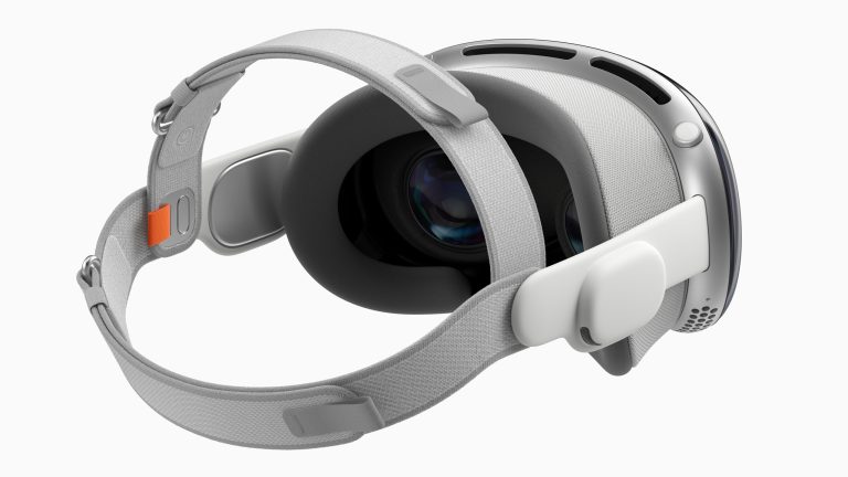 Ansicht einer Apple Vision Pro mit Dual-Loop-Kopfband von schr&auml;g hinten.