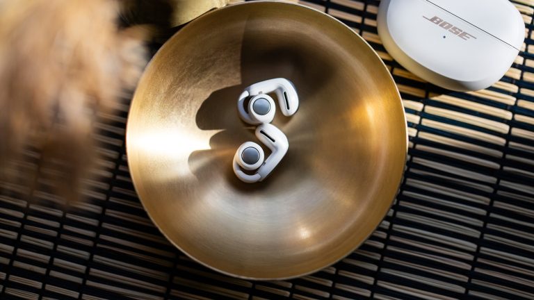 Die Ultra Open Earbuds von Bose liegen in einer goldenen Schale.