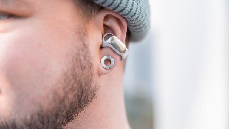 Nahaufnahme der Bose Ultra Open Earbuds im Ohr einer Person.