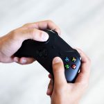 Eine Person hält den Controller einer Xbox Series in der Hand.