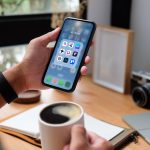 Ein Smartphone mit App-Icons verschiedener KI-Tools.