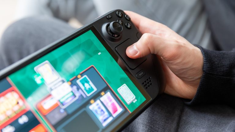 Eine Person bedient das rechte Touchpad auf einem Steam Deck.