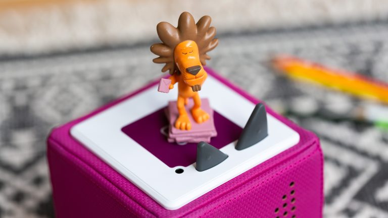 Ein L&ouml;wen-Tonie steht auf einer Toniebox.