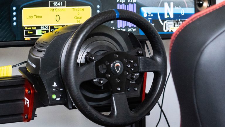 Ein Thrustmaster T300 RS ist auf ein Rig montiert zu sehen.