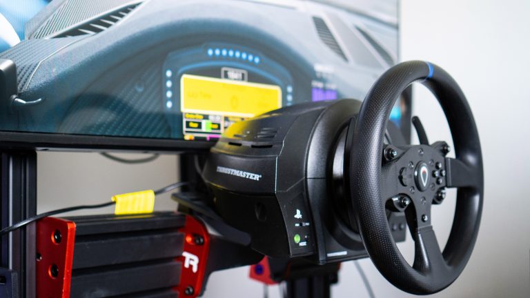 PC-Lenkräder: Das sind die drei großen Technologien Ein Thrustmaster T300 RS ist auf ein Sim-Rig montiert. Im Hintergrund läuft eine Rennsimulation.