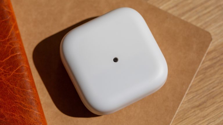 Das Fairbuds Ladecase liegt umgedreht auf einem Tisch. Man sieht mittig die Schraube, die es zu l&ouml;sen gilt.