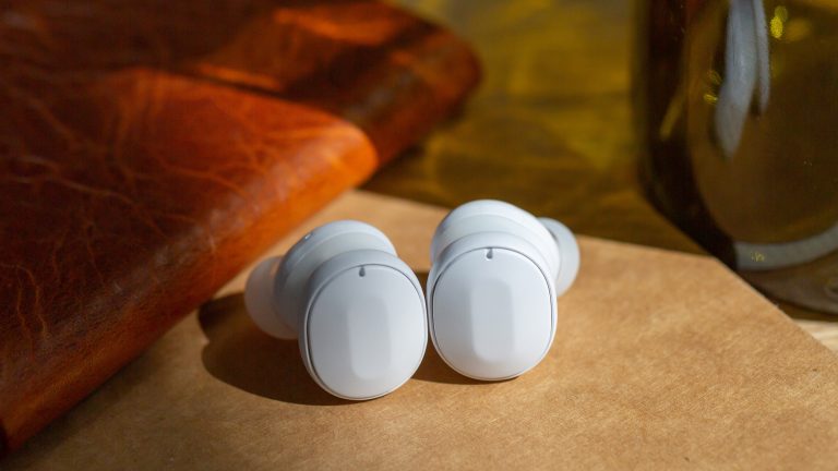 Zwei Fairbuds liegen nebeneinander auf einem Tisch mit der Au&szlig;enseite zur Kamera.