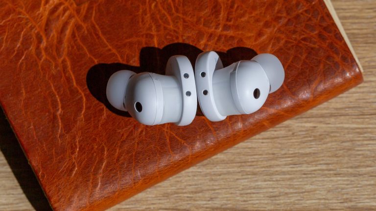 Die Fairbuds liegen nebeneinander auf einem ledernen Notizbuch.