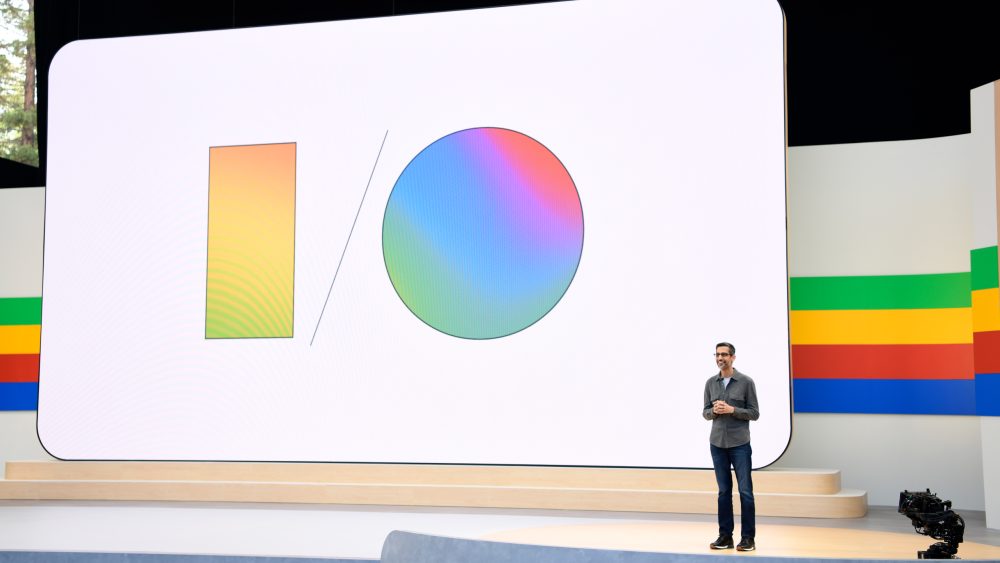 Google-Chef Sundar Pichai steht auf einer Bühne vor einem riesigen I/O-Logo.