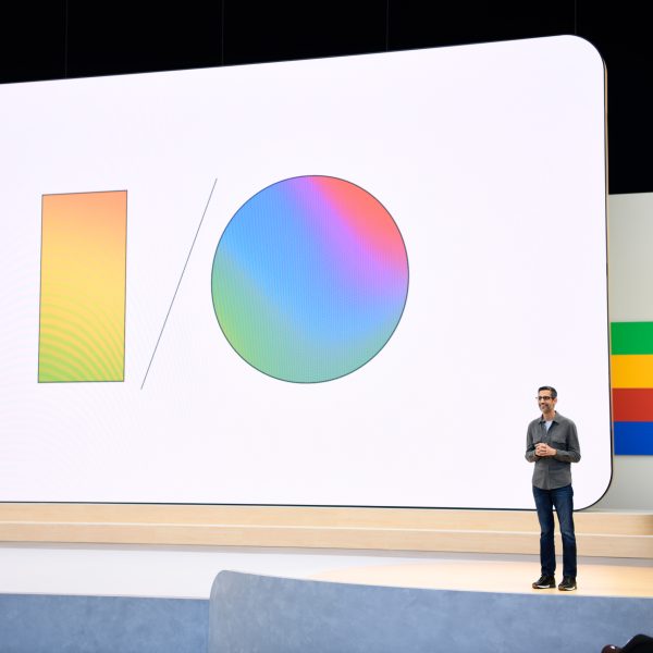 Google-Chef Sundar Pichai steht auf einer Bühne vor einem riesigen I/O-Logo.