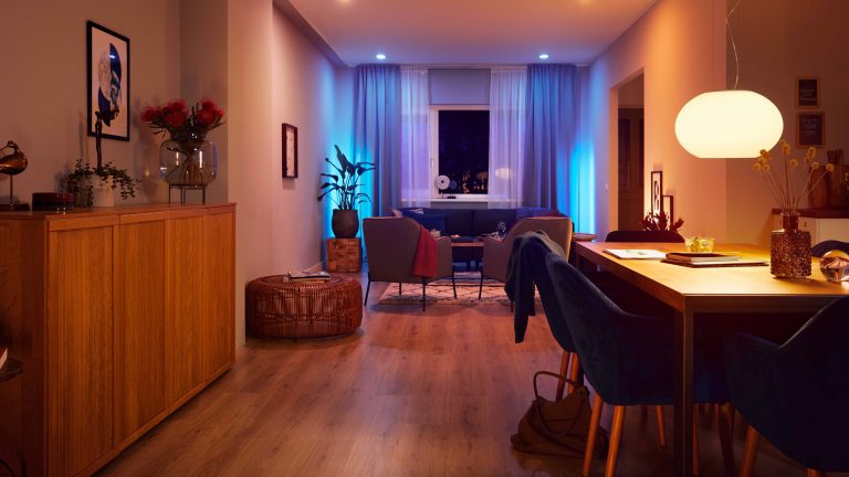 Blick in ein hell erleuchtetes Wohn-Ess-Zimmer, in dem verschiedene Hue-Leuchtmittel verbaut sind.