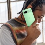 Eine Person h&auml;lt ein Google Pixel 8a ans Ohr.