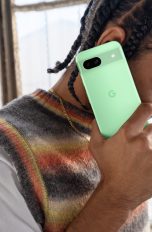 Eine Person hält ein Google Pixel 8a ans Ohr.