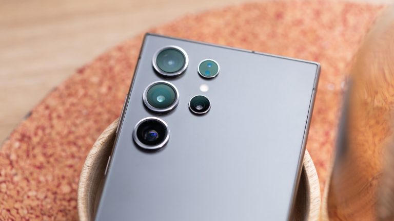 Detailaufnahme des Kamerasystems des Samsung Galaxy S24 Ultra. Detailaufnahme des Kamerasystems des Samsung Galaxy S24 Ultra.