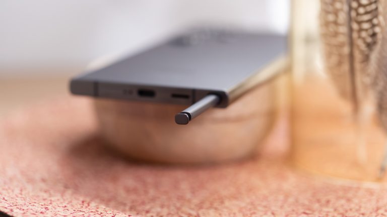 Detailaufnahme des S Pen, der halb aus einem Samsung Galaxy S24 Ultra ragt. Detailaufnahme des S Pen, der halb aus einem Samsung Galaxy S24 Ultra ragt.