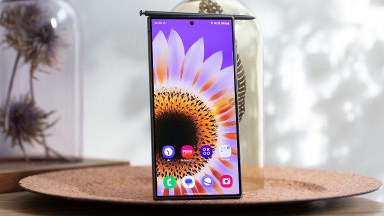 Ein eingeschaltetes Samsung Galaxy S24 Ultra steht in einer Dekoschale. Auf dem Gerät liegt der dazugehörige S Pen.