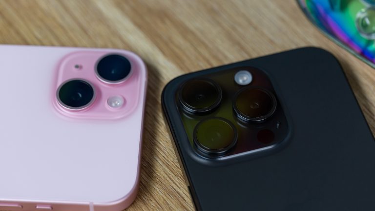 Nahaufnahme der R&uuml;ckseiten des iPhone 15 und des iPhone 15 Pro, um die unterschiedlichen Kamerasysteme darzustellen.