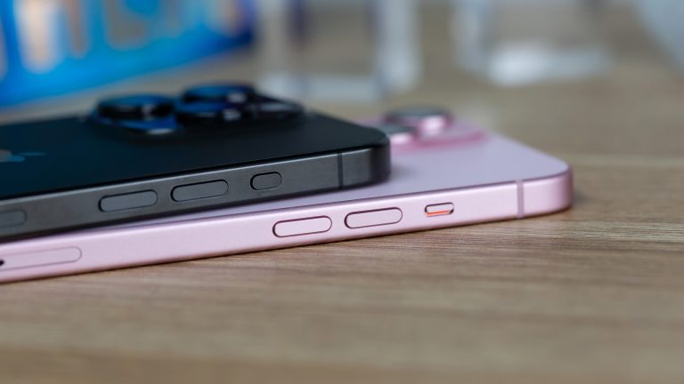 Ein iPhone 15 Pro liegt auf einem iPhone 15. Gut zu erkennen sind die neue Aktionstaste beim Pro und der alte Lautlos-Schalter beim 15.