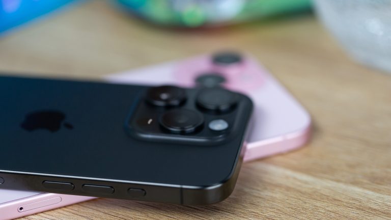 Ein iPhone 15 Pro liegt auf einem iPhone 15.