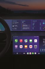 Blick in ein Cockpit eines Autos, in dem riesige Displays mit Apple CarPlay zu sehen sind.