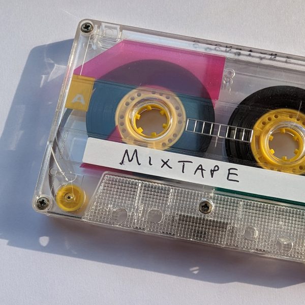 Eine Musikkassette mit der Aufschrift Mixtape.