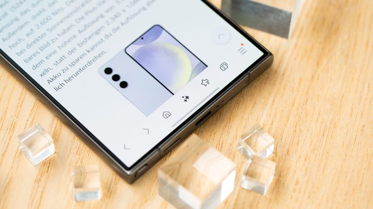 Detailansicht eines Samsung Galaxy S24 Ultra, auf dem am unteren Bildschirmrand ein KI-Icon in Form von drei Sternen zu sehen ist.