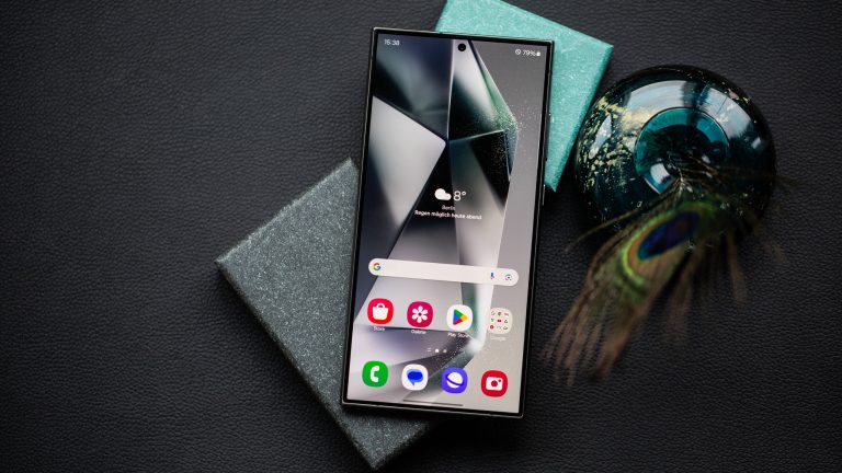 Blick auf ein Galaxy S24 Ultra, auf dem One UI 6 läuft.