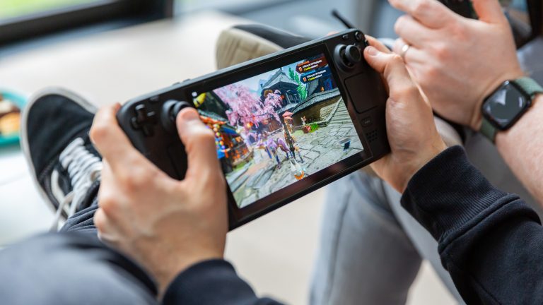 Eine Person h&auml;lt ein Steam Deck OLED in der Hand und spielt darauf Monster Hunter: Rise.
