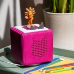 Eine Toniebox mit einem L&ouml;wen-Tonie steht auf einem Tisch.