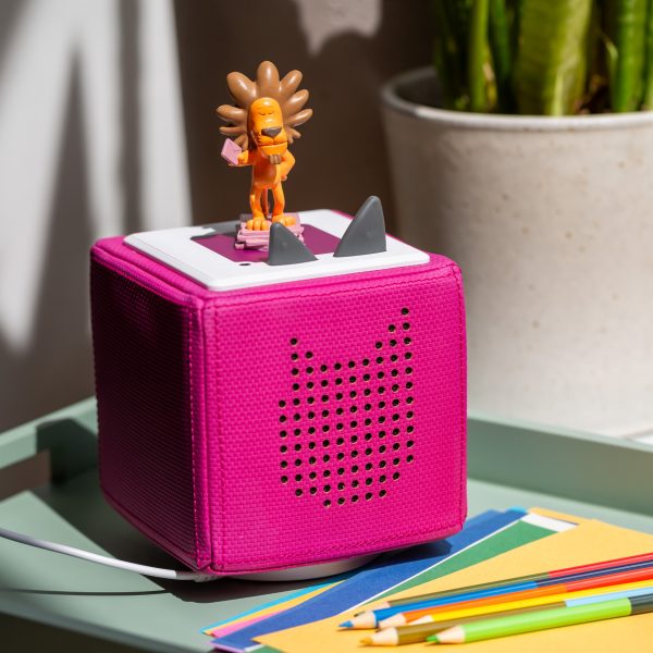 Eine Toniebox mit einem L&ouml;wen-Tonie steht auf einem Tisch.
