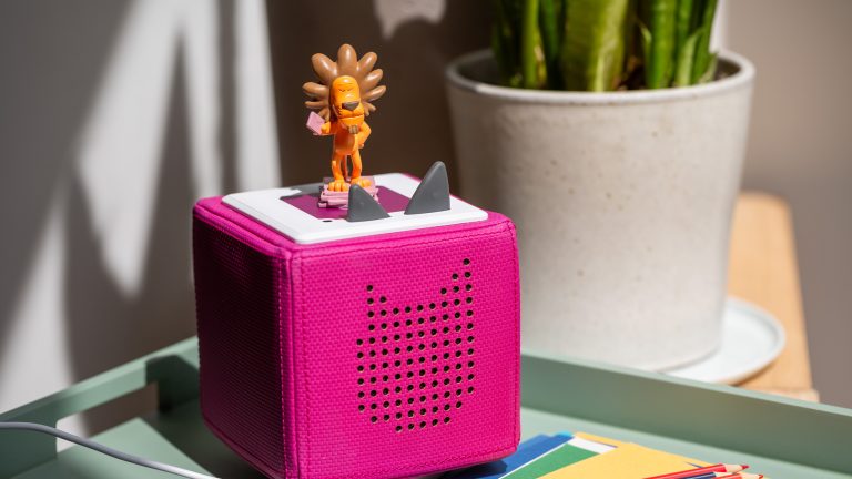 Eine Toniebox mit einem Löwen-Tonie steht auf einem Tisch.