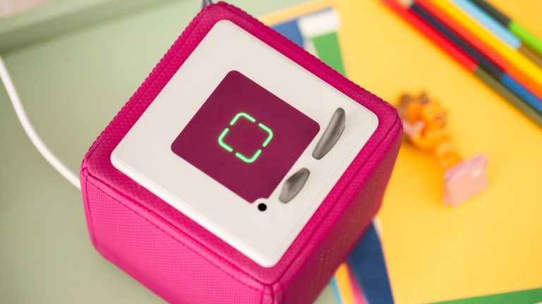 Blick auf eine Toniebox von oben, bei der die Statusleuchte grün leuchtet.