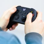 Eine Person h&auml;lt den Controller einer Xbox Series X in der Hand.