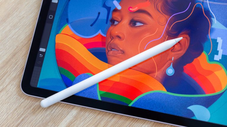 Ein Apple Pencil Pro liegt auf einem iPad Air M2, auf dem ein gemaltes Bild zu sehen ist.