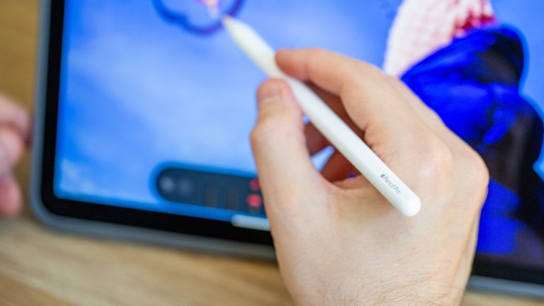 Eine Person h&auml;lt den Apple Pencil Pro in der Hand.