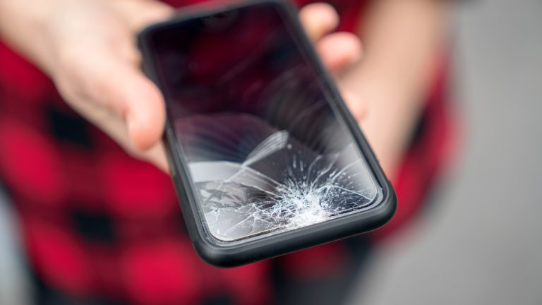 Recht auf Reparatur, Was bedeutet die neue EU-Richtlinie Eine Person hält ein Smartphone in die Kamera, dessen Display gebrochen ist.