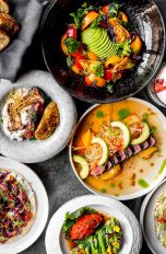 Intelligente Kochtöpfe, Smarte Helfer für die Küche Blick auf einen gedeckten Esstisch, auf dem verschiedenste Speisen stehen.