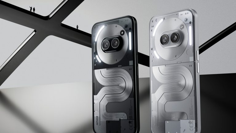 Zwei Nothing Phones (2a) Plus nebeneinander.