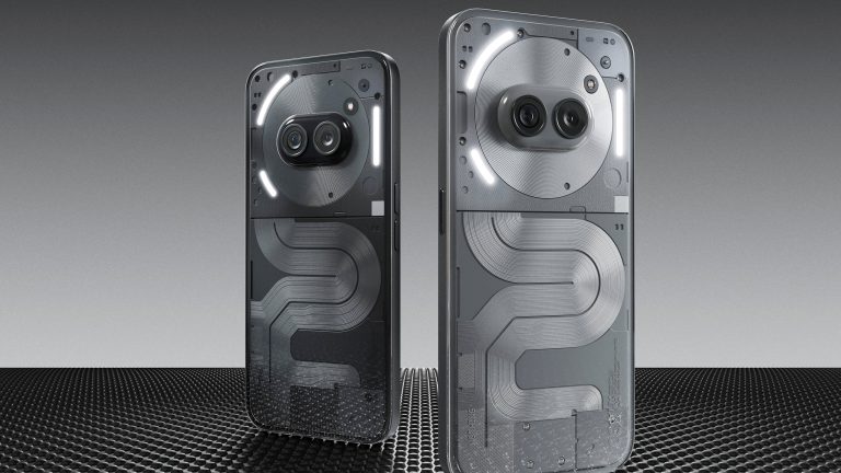 Zwei Nothing Phone (2a) Plus in den neuen Farben nebeneinander.