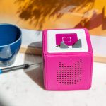 Eine Toniebox ein Schraubendreher und eine Tasse stehen nebeneinander auf einer Marmor-Oberfl&auml;che.