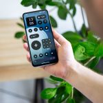 Eine Person h&auml;lt ein CMF Phone 1 in der Hand, auf dessen Display Nothing OS zu sehen ist.