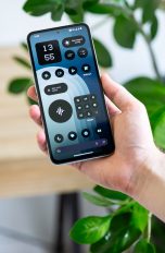 Eine Person hält ein CMF Phone 1 in der Hand, auf dessen Display Nothing OS zu sehen ist.