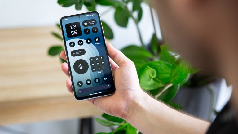 Eine Person h&auml;lt ein CMF Phone 1 in der Hand, auf dessen Display Nothing OS zu sehen ist.
