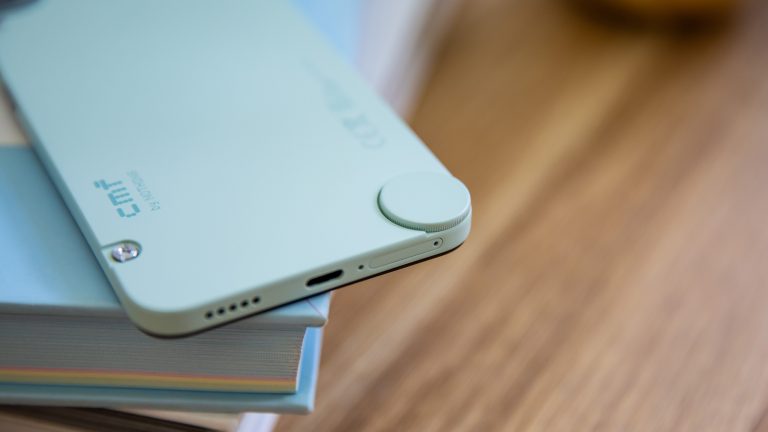 Detailansicht der Zubeh&ouml;r-Schraube bei einem CMF Phone 1.