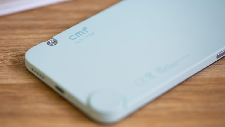 Detailansicht der Schrauben auf der R&uuml;ckseite eines CMF Phone 1.