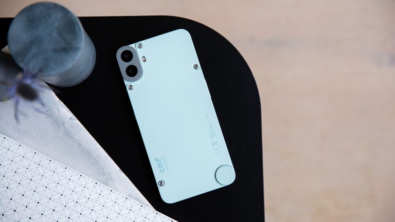 Ein Nothing Phone 1 liegt mit der R&uuml;ckseite nach oben auf einem Tisch.