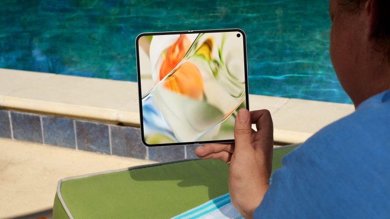 Eine Person hält ein aufgeklapptes Google Pixel 9 Pro Fold in der Hand.