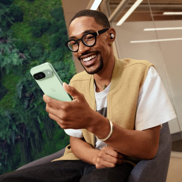 Eine Person h&auml;lt ein Google Pixel 9 in der Hand und hat die Buds Pro 2 im Ohr.