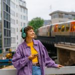 Eine Person ist in Hamburg unterwegs und h&ouml;rt dabei per Smartphone und Kopfh&ouml;rer Musik.