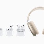 Verschiedene AirPods-Modelle nebeneinander. AirPods 4 im Case, AirPods 4 halb im Case, AirPods Pro 2 &uuml;ber dem Case, AirPods Max 2.